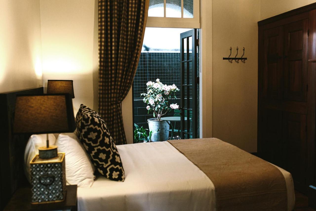 Zimmer mit Queensize-Bett und Balkon