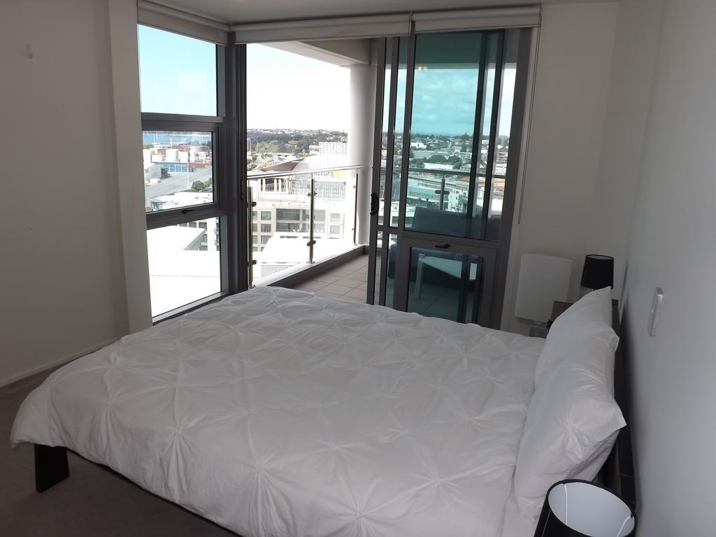 Two-Bedroom One-Bathroom Apartment with Harbour View - Top Floor