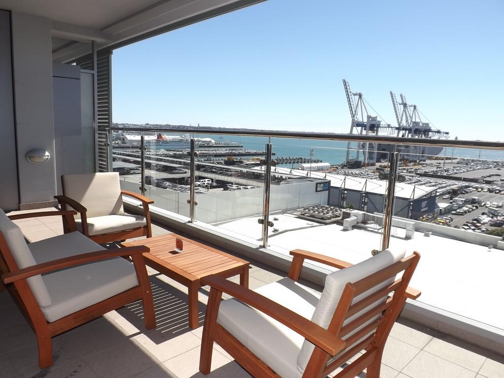 Two-Bedroom Two-Bathroom Apartment with Harbour View - Transport Hub