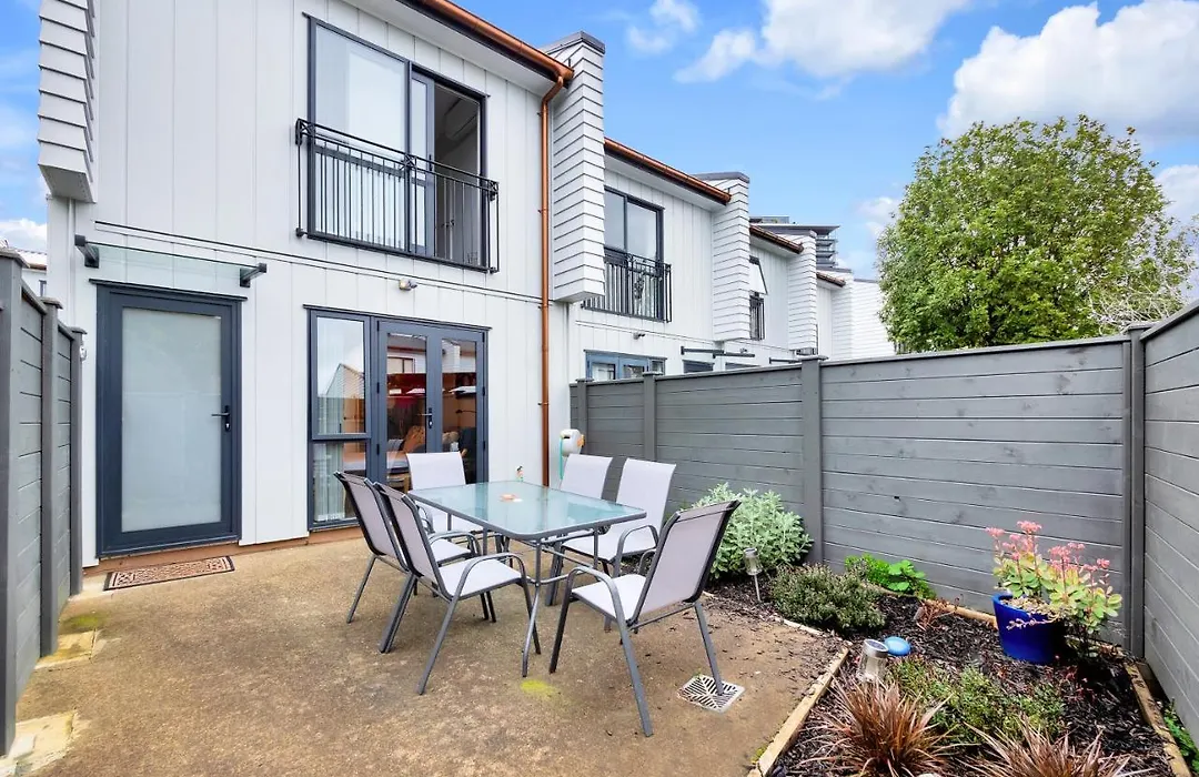 Greenwich Townhouse With Parking And Air-Con-1