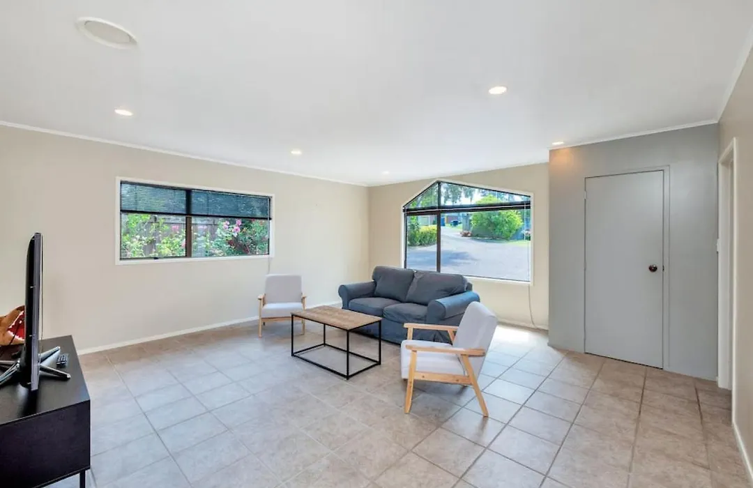 Northshore Cliff-Top Hideaway, Expansive Sea Views-1