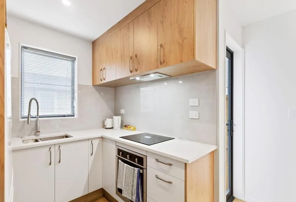 Cheerful Three Bedroom Townhouse With Parking-1