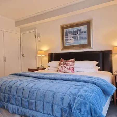 Metroview Studio In Cbd With Air-Con, Pool And Gym-2