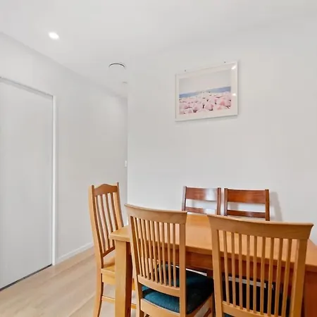 Cheerful Three Bedroom Townhouse With Parking-2