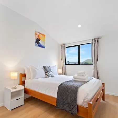 Cheerful Three Bedroom Townhouse With Parking-3