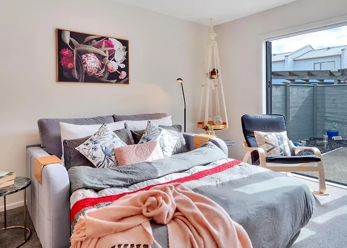 Greenwich Townhouse With Parking And Air-Con Auckland