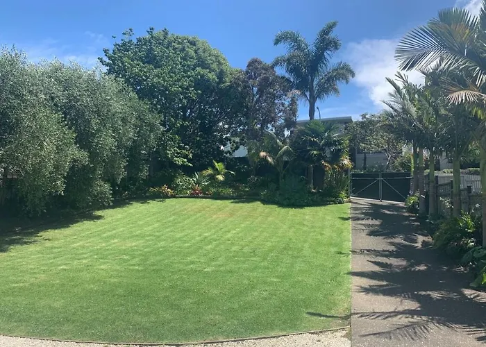 Stylish 2 Bedroom Family Home With Balcony And Parking Auckland