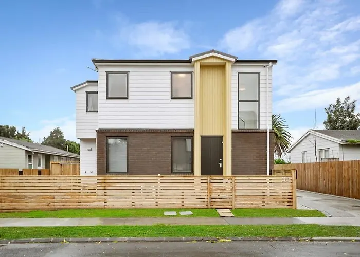 Brand New Three Bedroom Townhouse With Garage Auckland