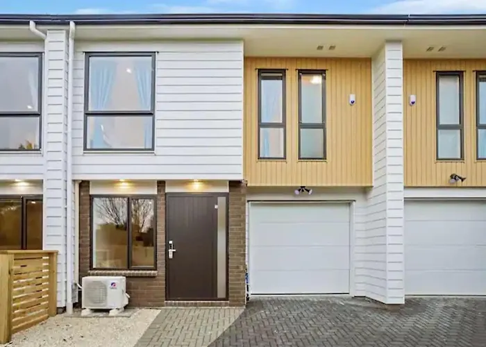 Stunning Three Bedroom Townhouse With Free Parking Auckland